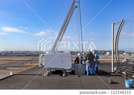 羽田機場大樓的玻璃吊籃清潔作業 122548153