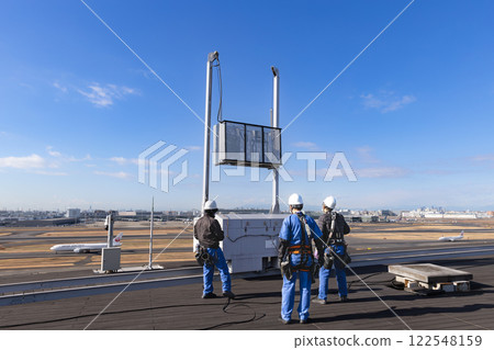 羽田機場大樓的玻璃吊籃清潔作業 122548159