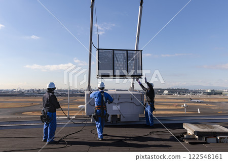 羽田機場大樓的玻璃吊籃清潔作業 122548161