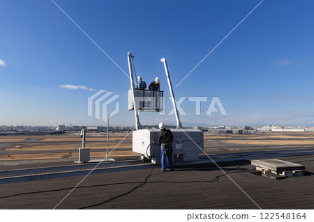 羽田機場大樓的玻璃吊籃清潔作業 122548164