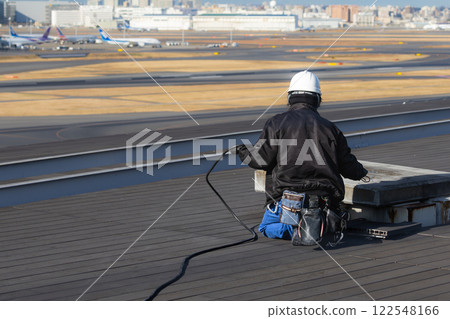 羽田機場大樓使用吊籃進行窗戶清潔的準備 122548166