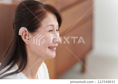 戴助聽器的高級婦女 122548631