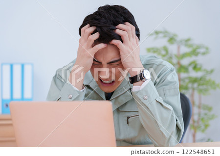 Worried businessman (work clothes, workwear, real estate) 122548651