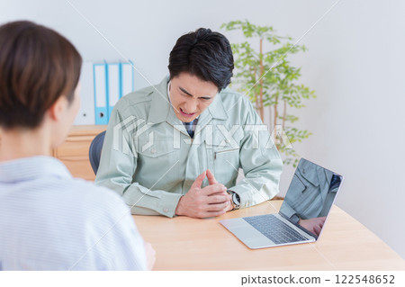 推銷員與投訴客戶談判(房地產、工作服、商人) 推銷員與投訴客戶談判(房地產、工作服、商人) 122548652