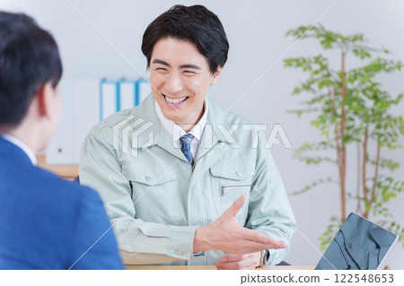 正在開會的商人（西裝、工作服、工作服） 122548653