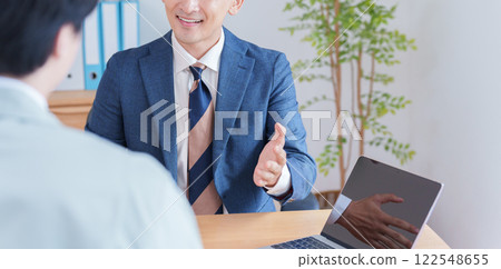 Businessmen having a meeting (suits, work clothes, workwear) 122548655