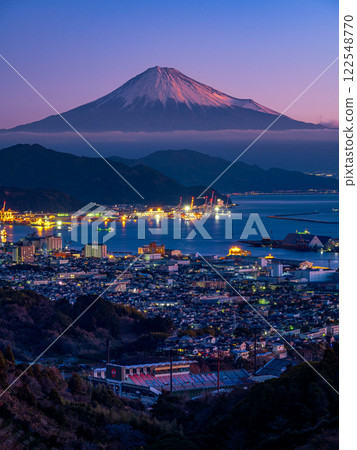 黎明時分從日本平望去的清水港、足球場和富士山 122548770