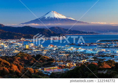 在日本平眺望清水港的晨曦和足球場上的白雪皚皚的富士山 在日本平眺望清水港的晨曦和足球場上的白雪皚皚的富士山 122548772