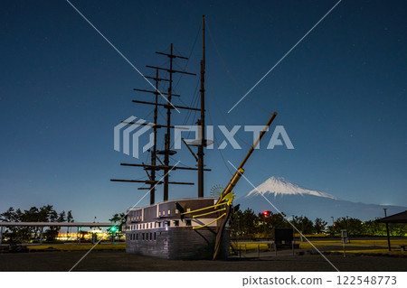 夜晚從田子浦港公園看到的船隻和富士山 122548773