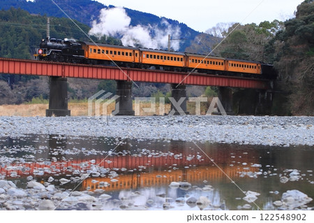 Oigawa Railway C10-8 (former Rasa Industrial specification special decoration) crossing the Oigawa First Bridge_Photographed on January 12, 2025 Oigawa Railway C10-8 (former Rasa Industrial specification special decoration) crossing the Oigawa First Bridge_Photographed on January 12, 2025 122548902