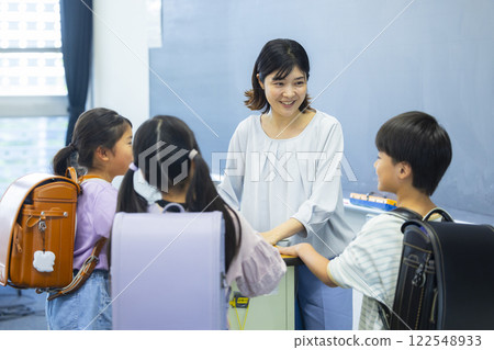 小學生在課堂上 122548933