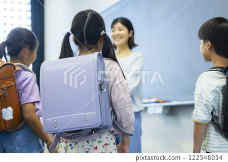 小學生在課堂上 122548934