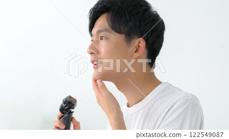 男人用剃刀刮鬍子 122549087