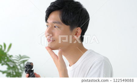 男人用剃刀刮鬍子 122549088