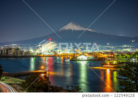從田子浦港公園的觀景台欣賞工廠、街道燈光和富士山的夜景 從田子浦港公園的觀景台欣賞工廠、街道燈光和富士山的夜景 122549128