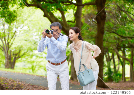 Senior couple traveling taking commemorative photos 122549505