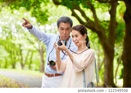 Senior couple traveling taking commemorative photos 122549508