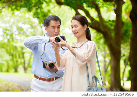 Senior couple traveling taking commemorative photos 122549509