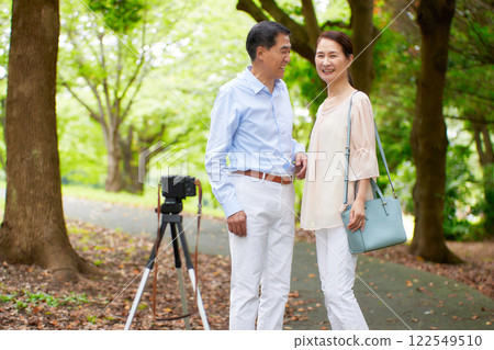 Senior couple traveling taking commemorative photos Senior couple traveling taking commemorative photos 122549510