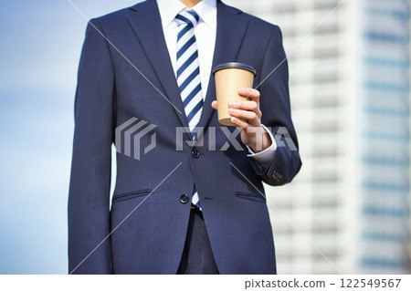 商業形象拿著咖啡的年輕人 商業形象拿著咖啡的年輕人 122549567