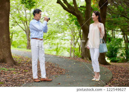 Senior couple traveling taking commemorative photos Senior couple traveling taking commemorative photos 122549627