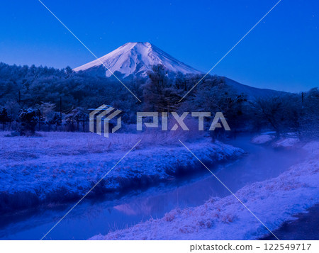 藍色時刻從忍野村望去的新奈莊川和富士山 藍色時刻從忍野村望去的新奈莊川和富士山 122549717