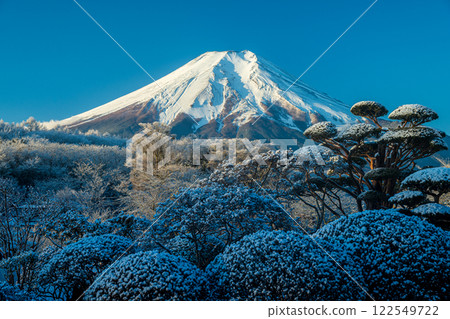 忍野村的雪景花園和富士山 122549722