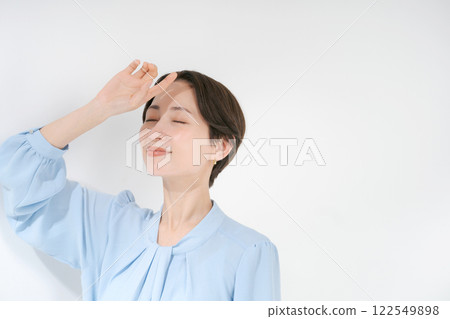 A woman in her 30s blocking the sunlight 122549898