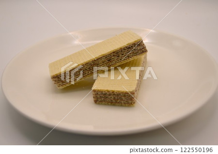 白盤子裡的巧克力薄餅 122550196