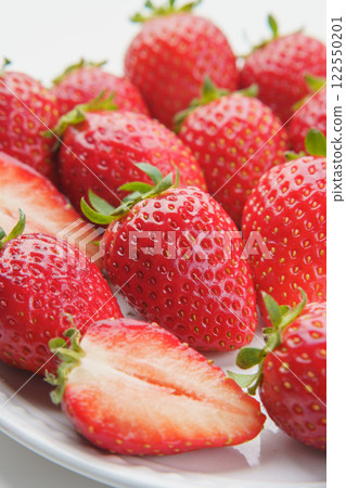 在板材的草莓 122550201