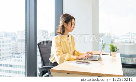 在辦公室使用電腦的女性/女商人 122550211