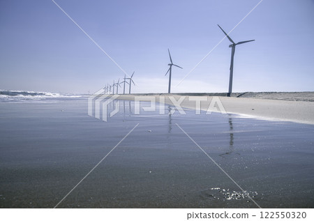 風車林立的平靜海岸線 122550320