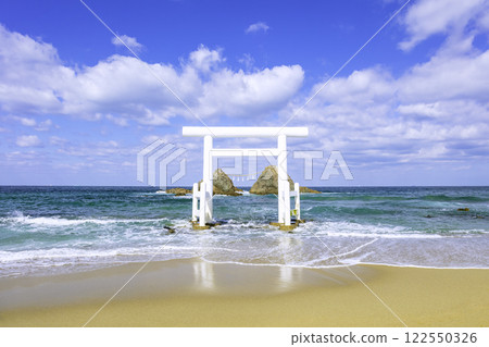 Beautiful transparent sea of Futamigaura, white torii gate and Meoto Iwa (Itoshima City, Fukuoka Prefecture) Beautiful transparent sea of Futamigaura, white torii gate and Meoto Iwa (Itoshima City, Fukuoka Prefecture) 122550326