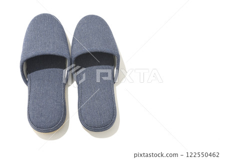 在白色背景下拍拖鞋 122550462