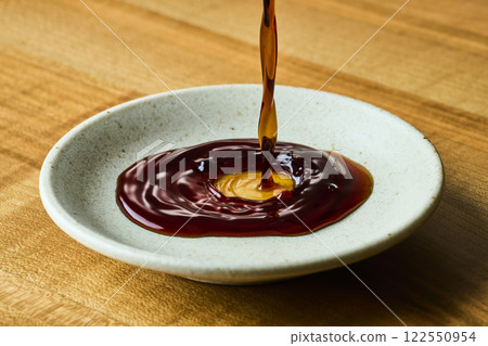 將醬油倒入豆盤中 將醬油倒入豆盤中 122550954