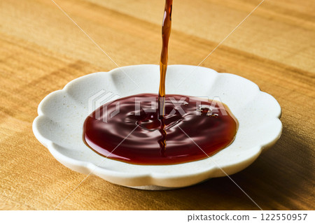 將醬油倒入豆盤中 122550957