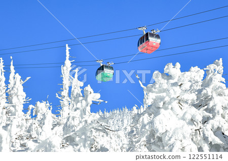 Yamagata Zao Ski Resort: Stunning views of the ropeway and frost-covered fields 122551114
