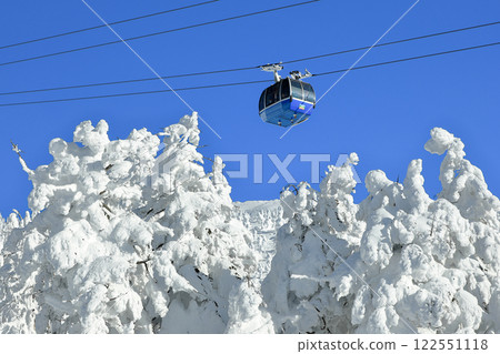 山形藏王滑雪場:索道和冰霜覆蓋的田野的壯麗景色 山形藏王滑雪場:索道和冰霜覆蓋的田野的壯麗景色 122551118
