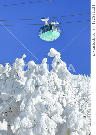 Yamagata Zao Ski Resort: Stunning views of the ropeway and frost-covered fields 122551121