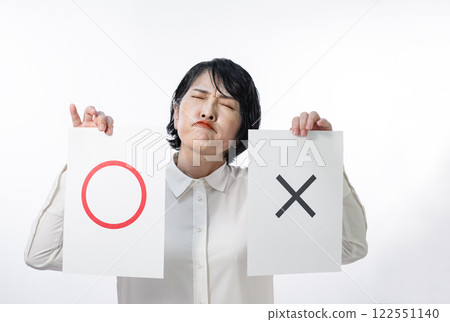 一位中年婦女想知道答案是對是錯 122551140