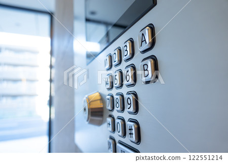 公寓入口處的對講機 公寓入口處的對講機 122551214