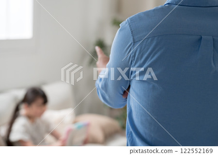 scolding, parenthood, parent and child 122552169