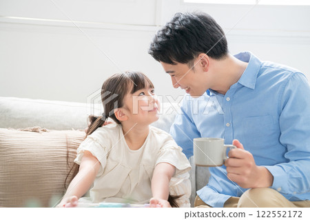 女兒 父母和小孩 親子 122552172