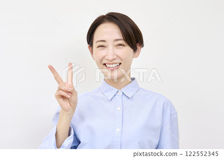 女性和平標誌白色背景 122552345