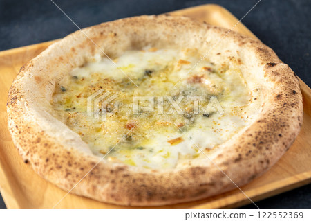 Quattro Formaggi Pizza 122552369