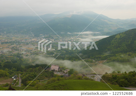 Morning mist in Yufuin (Yufuin, Yufu City, Oita Prefecture) 122552686