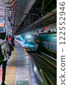 夜間抵達和離開東京車站的新幹線列車 122552946