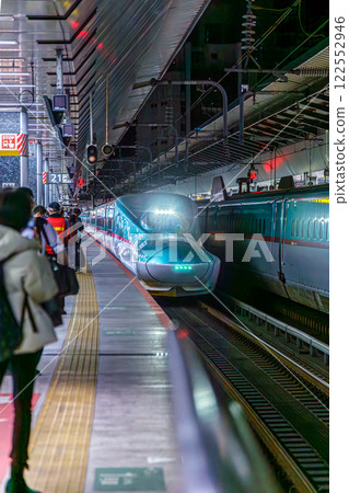Shinkansen trains arriving and departing at Tokyo Station at night 122552946
