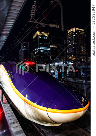 Shinkansen trains arriving and departing at Tokyo Station at night Shinkansen trains arriving and departing at Tokyo Station at night 122552947