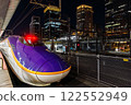 夜間抵達和離開東京車站的新幹線列車 122552949